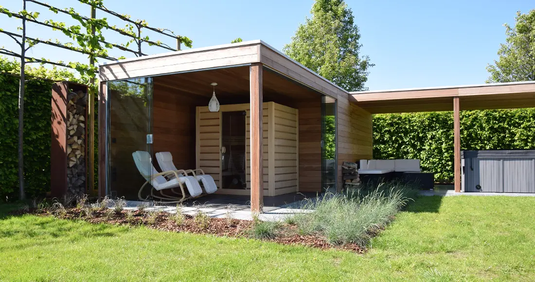 box-iroko-tuinconstructie-met-glazen-schuifwand-en-overkapping-exterior-living-fabrikant-tuinhuizen